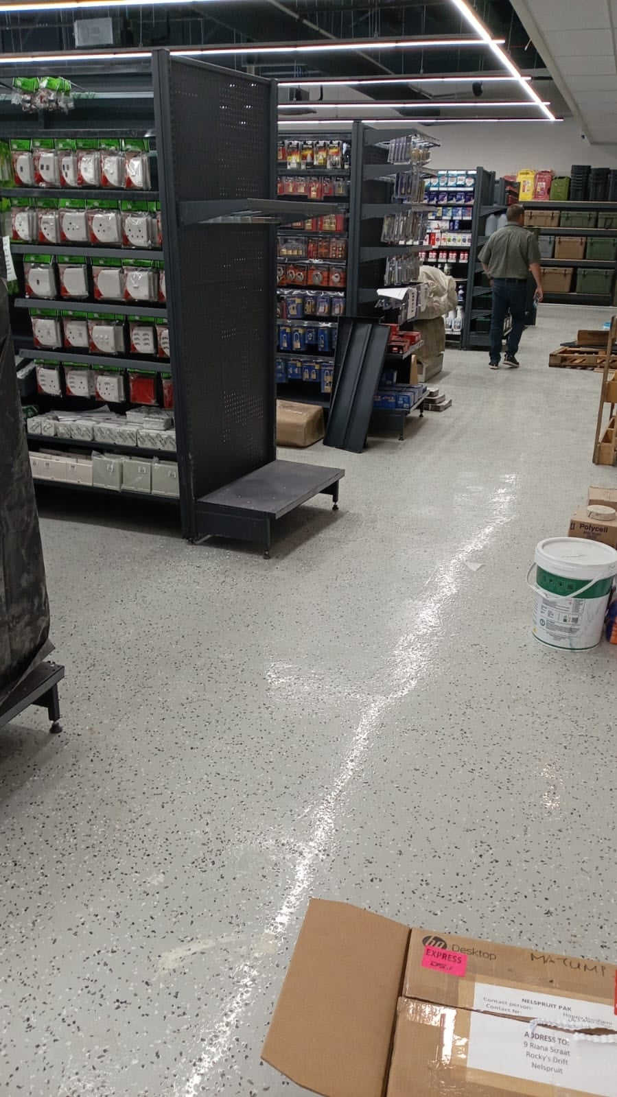 Retail Epoxy Flake Flooring System